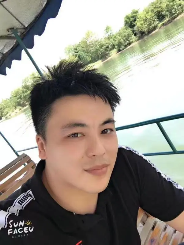 老赖王思宇年轻时的照片